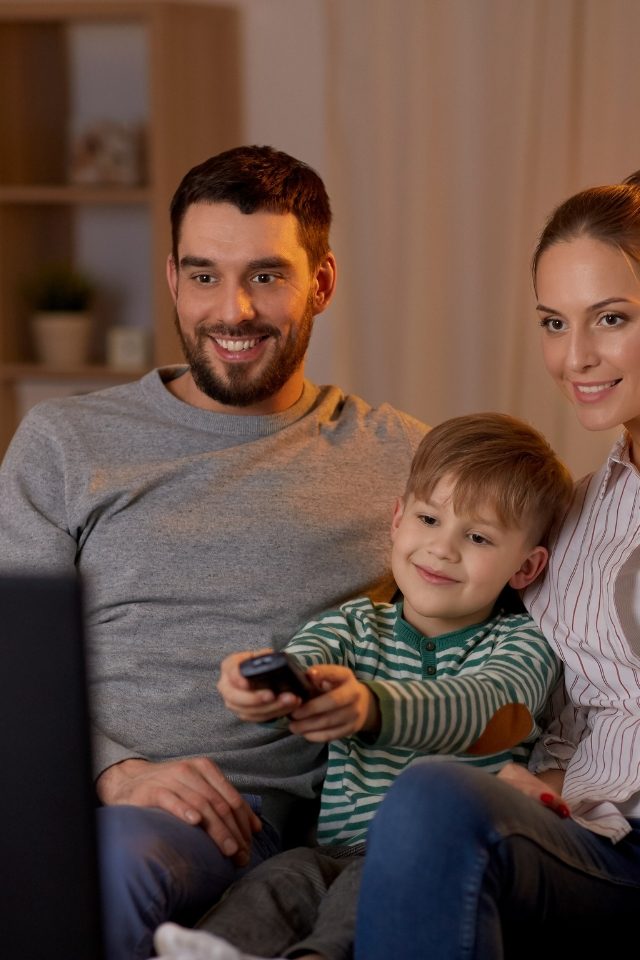Rodina sleduje televizi a užívá si moderní IPTV zážitek.